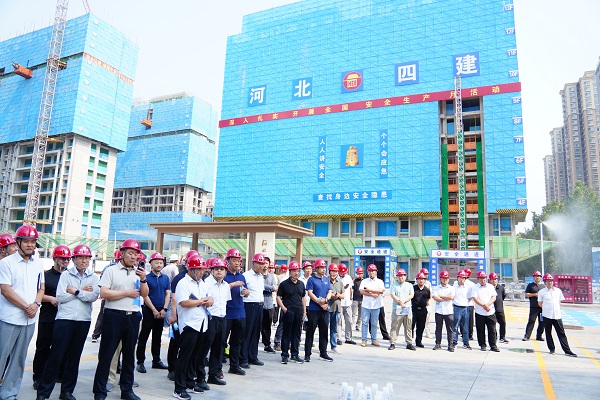 二分公司西三教城中村改造回遷項(xiàng)目部迎來(lái)河北建工集團(tuán)百人觀摩